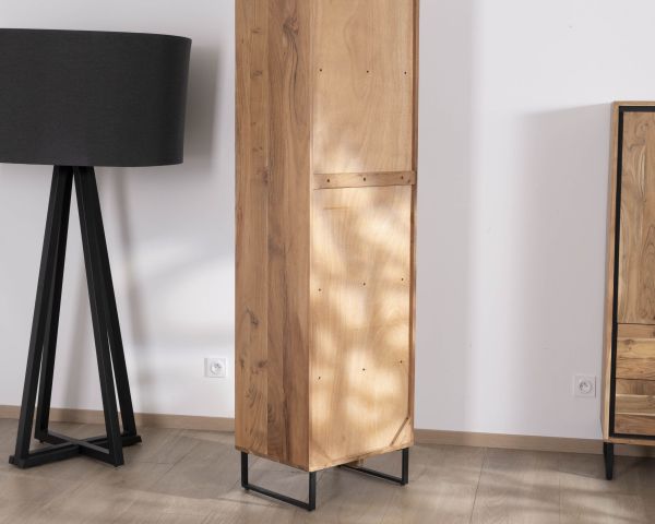 Vitrina de estilo industrial de madera de acacia «Baltik» con cristal tintado en marrón