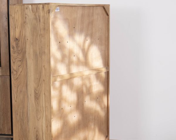 Vitrina de estilo industrial de madera de acacia «Baltik» con cristal tintado en marrón