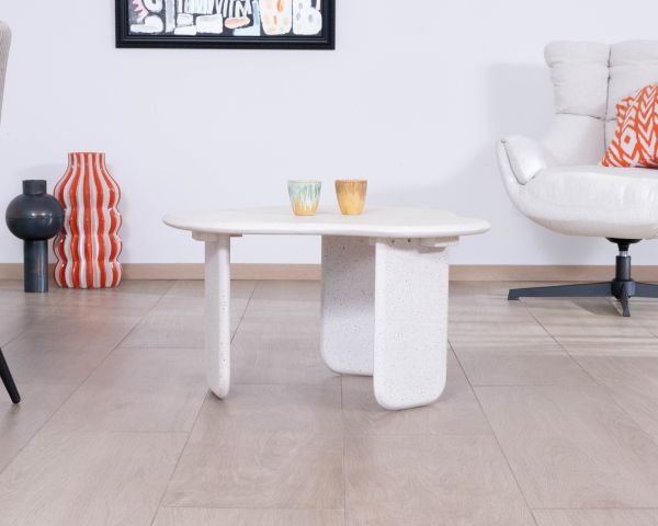 Mesa de centro de formas orgánicas con acabado de terrazo «Naura»