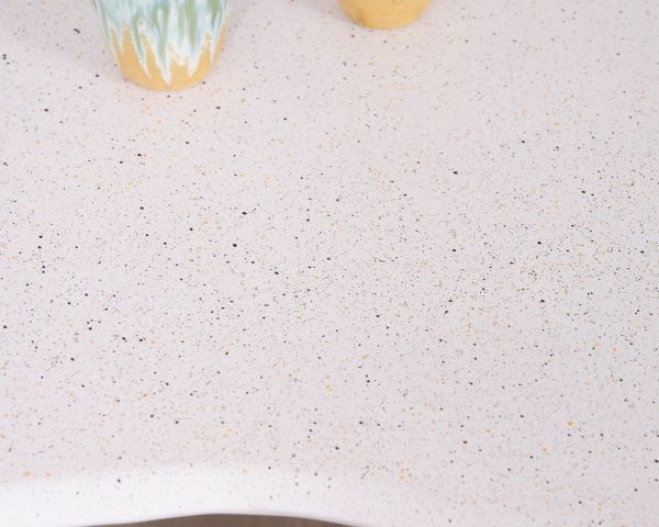 Mesa de centro de formas orgánicas con acabado de terrazo «Naura»