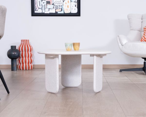 Mesa de centro de formas orgánicas con acabado de terrazo «Naura»