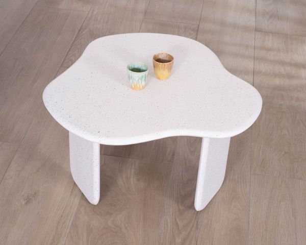 Mesa de centro de formas orgánicas con acabado de terrazo «Naura»