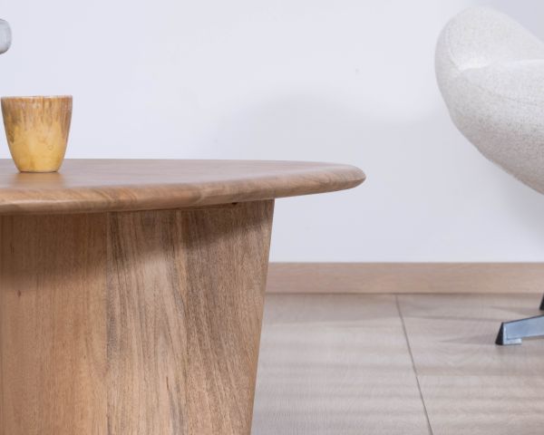 Mesa de centro de madera maciza de mango «Naura», con un diseño sencillo y orgánico