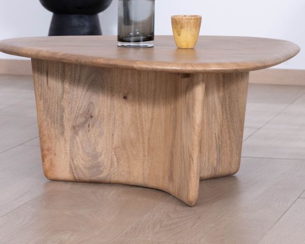 Mesa de centro de madera maciza de mango «Naura», con un diseño sencillo y orgánico