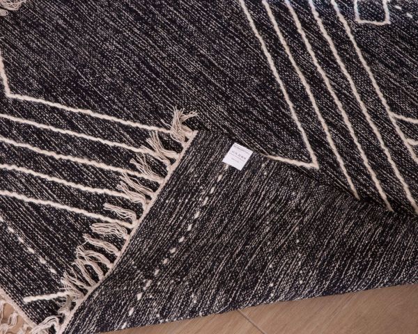 Gran alfombra étnica negra con motivos bordados en blanco «Solira», 300 x 200 cm