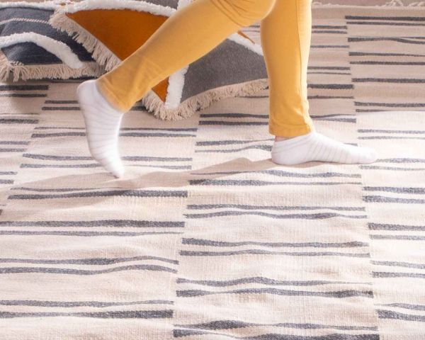 Alfombra rectangular blanca con flecos y rayas azules «Ethnic», 120 x 180 cm