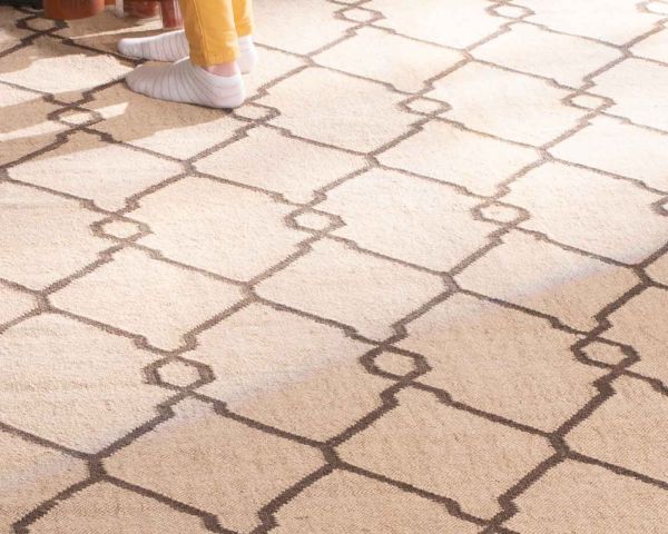 Alfombra kilim beige con motivos bereberes, de lana y yute, modelo «Cocoon», de 120 x 180 cm