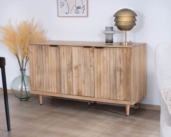 Aparador de 3 puertas de madera maciza de mango «Lanora», con frentes acanalados de estilo retro contemporáneo