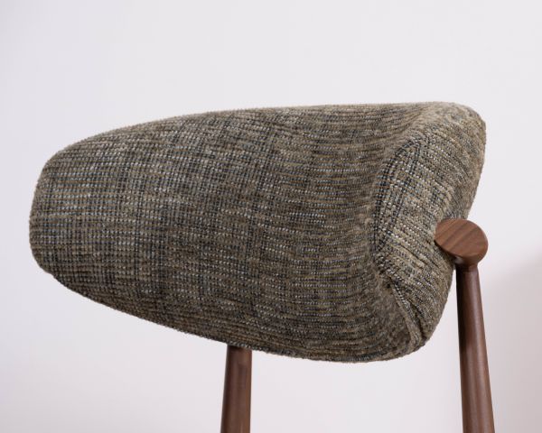 Lote de 2 sillas de comedor de estilo retro, en tejido de trama color caqui «Arpège», con patas con acabado de nogal