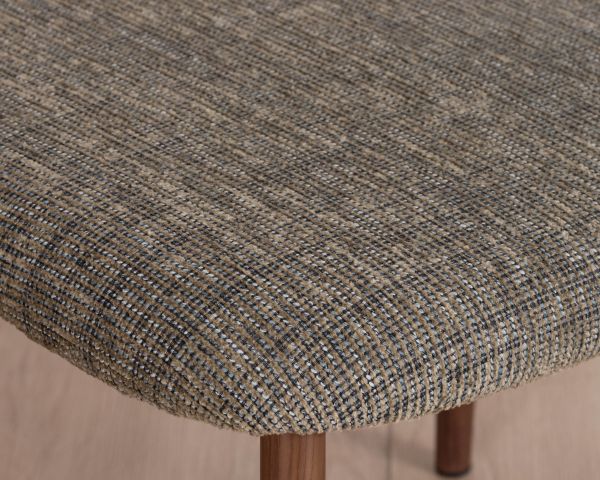 Lote de 2 sillas de comedor de estilo retro, en tejido de trama color caqui «Arpège», con patas con acabado de nogal