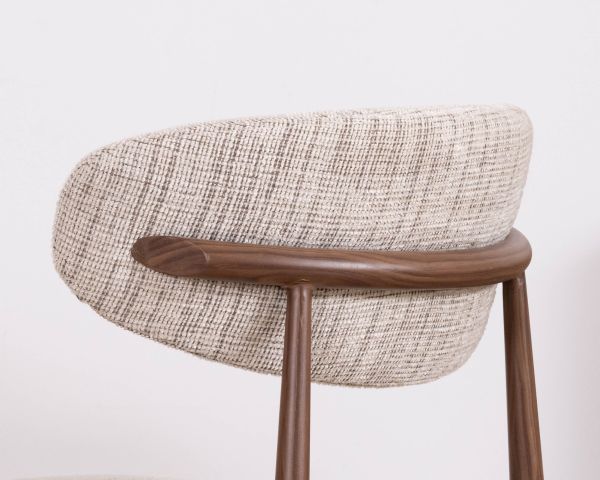 Lote de 2 sillas de comedor retro de tela tejida en tonos beige y marrón «Arpège», con patas de metal con acabado en nogal