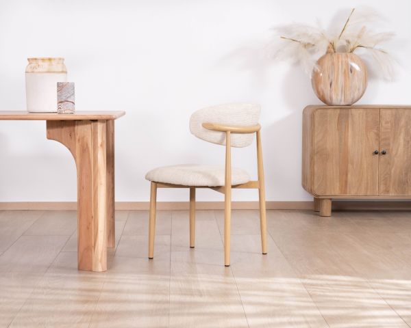 Lote de 2 sillas de comedor de estilo escandinavo, con tapizado de tejido trenzado en color blanco roto «Arpège» y patas de metal con acabado de madera clara