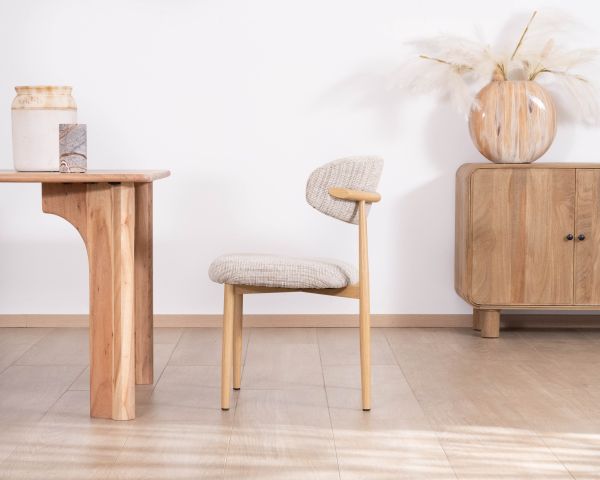 Lote de 2 sillas de comedor de estilo retro, en tela beige con trama marrón «Arpège», con patas de metal con acabado de madera clara