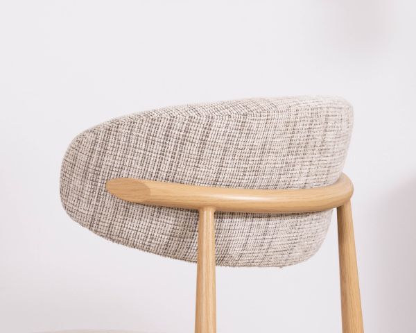 Lote de 2 sillas de comedor de estilo retro, en tela beige con trama marrón «Arpège», con patas de metal con acabado de madera clara