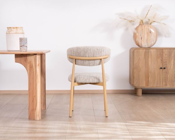 Lote de 2 sillas de comedor de estilo retro, en tela beige con trama marrón «Arpège», con patas de metal con acabado de madera clara