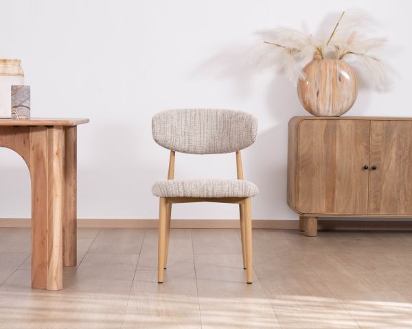 Lote de 2 sillas de comedor de estilo retro, en tela beige con trama marrón «Arpège», con patas de metal con acabado de madera clara