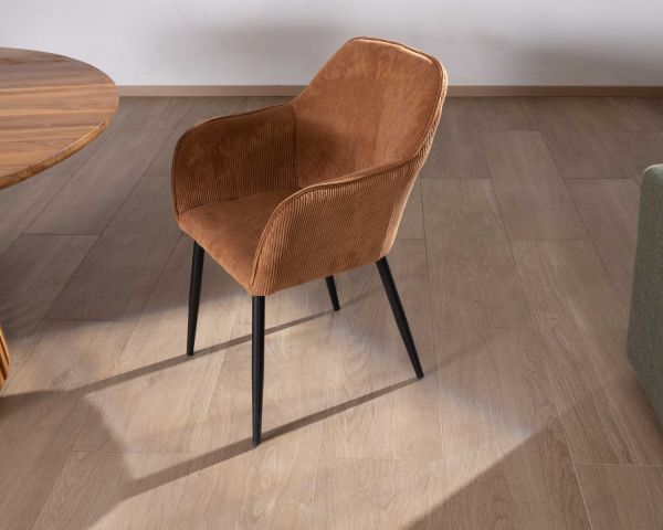 Silla contemporánea de terciopelo color cobre con reposabrazos «Scotty» y patas de metal negro