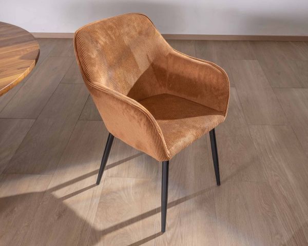 Silla contemporánea de terciopelo color cobre con reposabrazos «Scotty» y patas de metal negro