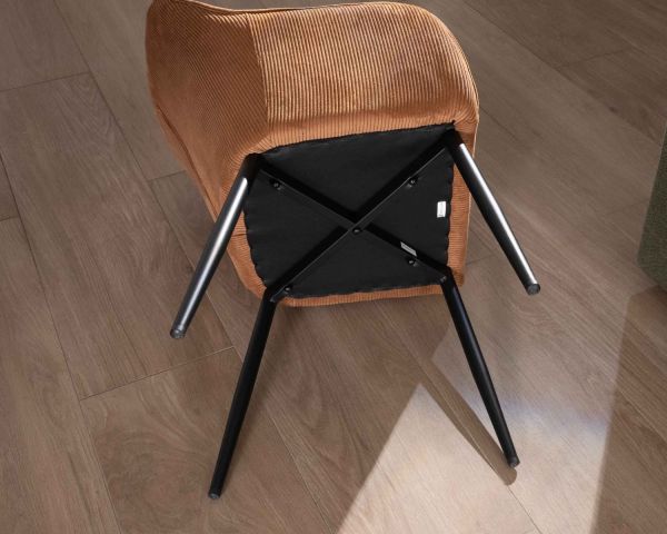 Silla contemporánea de terciopelo color cobre con reposabrazos «Scotty» y patas de metal negro