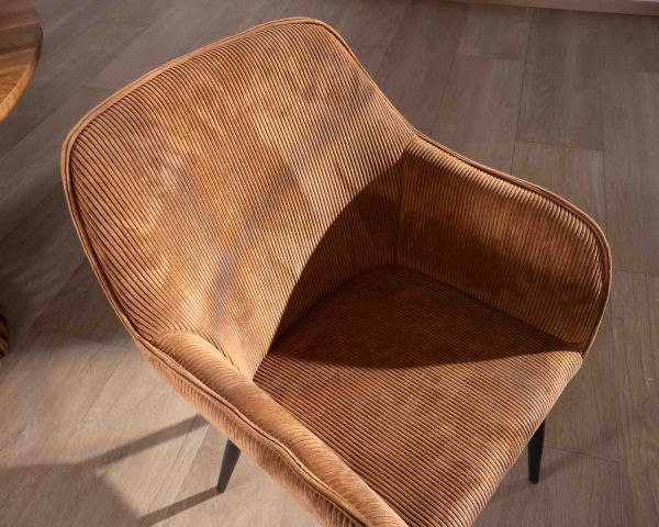 Silla contemporánea de terciopelo color cobre con reposabrazos «Scotty» y patas de metal negro