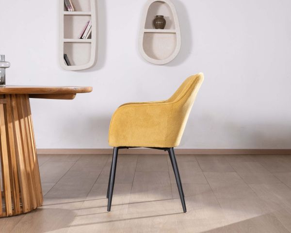 Silla de comedor con reposabrazos de pana amarilla «Scotty» y patas de metal negro