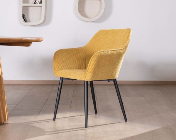 Silla de comedor con reposabrazos de pana amarilla «Scotty» y patas de metal negro