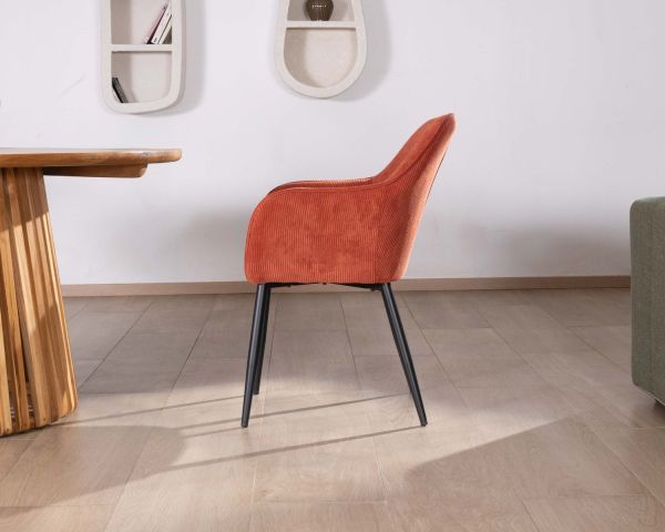 Silla con reposabrazos de terciopelo rojo terracota y patas de metal negro «Scotty»