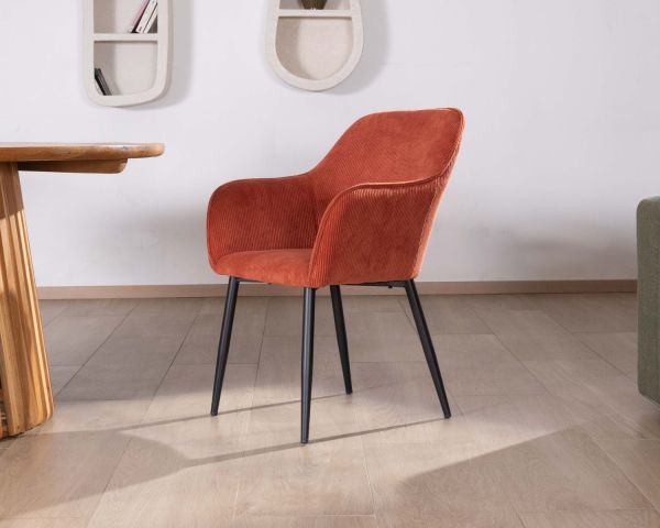 Silla con reposabrazos de terciopelo rojo terracota y patas de metal negro «Scotty»