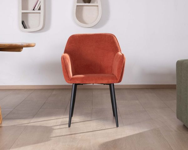 Silla con reposabrazos de terciopelo rojo terracota y patas de metal negro «Scotty»