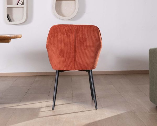 Silla con reposabrazos de terciopelo rojo terracota y patas de metal negro «Scotty»