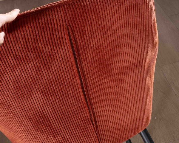 Silla con reposabrazos de terciopelo rojo terracota y patas de metal negro «Scotty»
