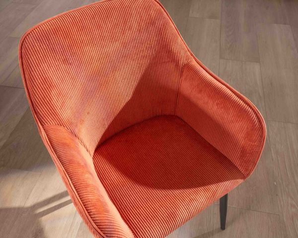 Silla con reposabrazos de terciopelo rojo terracota y patas de metal negro «Scotty»