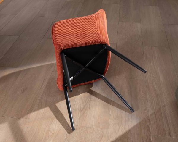 Silla con reposabrazos de terciopelo rojo terracota y patas de metal negro «Scotty»