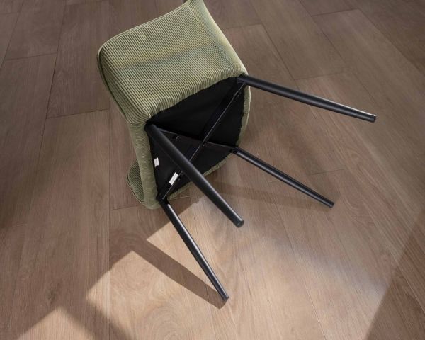 Silla contemporánea con reposabrazos «Scotty», de terciopelo verde caqui y patas de metal negro