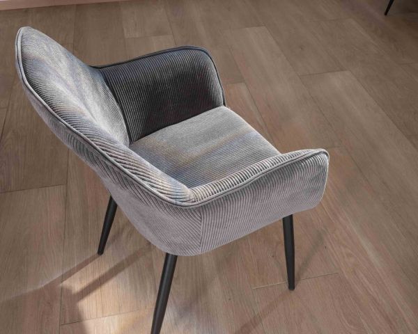 Silla de comedor contemporánea de terciopelo gris oscuro «Scotty», con reposabrazos y patas de metal negro
