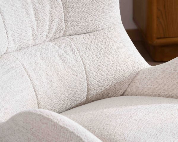 Sillón giratorio «Calista», de tejido rizado en color blanco roto, con forma envolvente