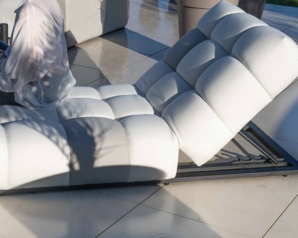 Tumbona de alta gama en tejido beige y gris claro «Lazy Beach»