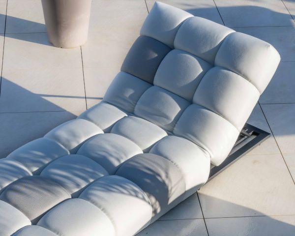 Tumbona de alta gama en tejido beige y gris claro «Lazy Beach»