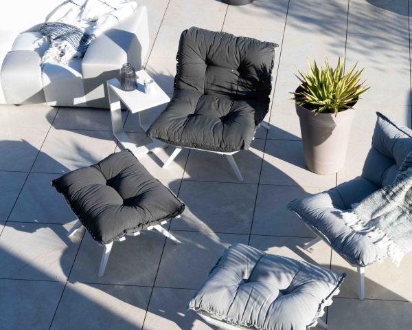 Sillón de descanso de tela gris claro, muy cómodo, con puf «Lisca»