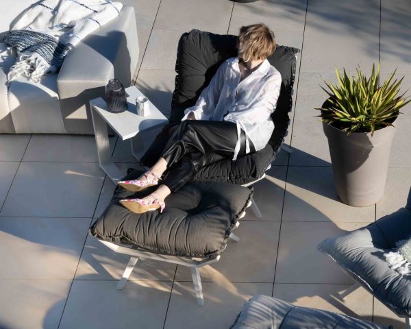 Sillón de exterior de gran comodidad con reposapiés modular en gris oscuro y blanco «Lisca»