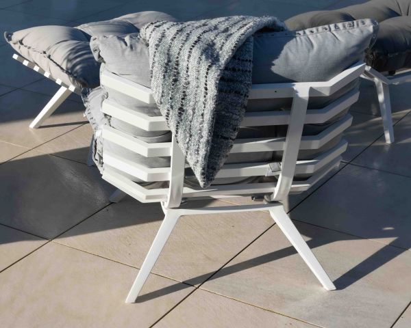 Sillón de descanso de tela gris claro, muy cómodo, con puf «Lisca»