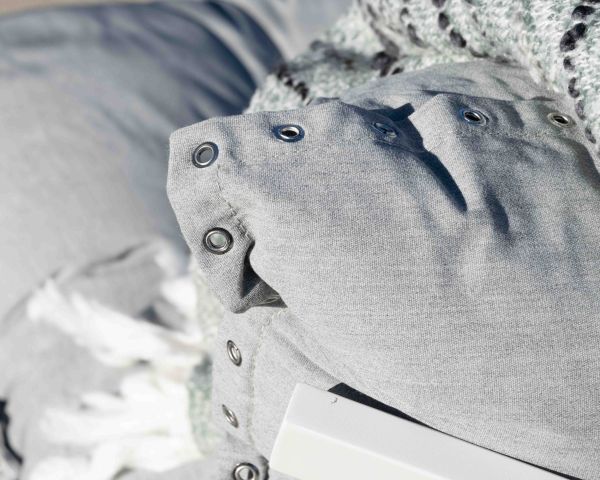 Sillón de descanso de tela gris claro, muy cómodo, con puf «Lisca»