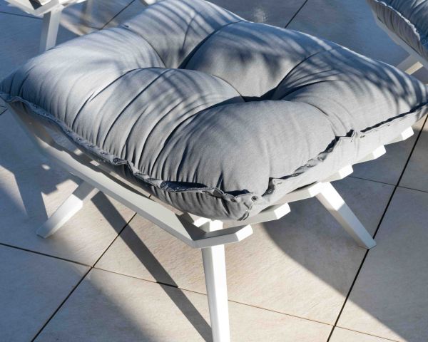Sillón de descanso de tela gris claro, muy cómodo, con puf «Lisca»