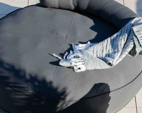 Gran tumbona ultramullida de tela gris oscuro «Saint Tropez», con un diámetro de 1,80 m