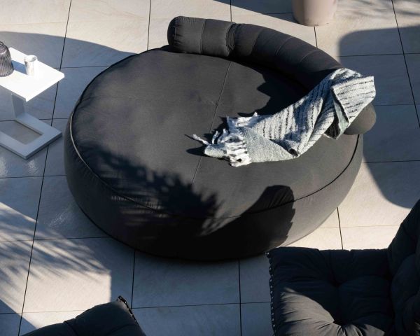 Gran tumbona ultramullida de tela gris oscuro «Saint Tropez», con un diámetro de 1,80 m