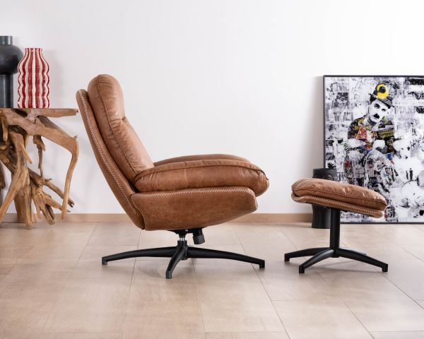 Sillón giratorio de estilo retro con puf de microfibra en color habano «Branson»