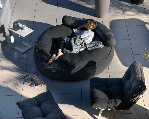 Gran tumbona ultramullida de tela gris oscuro «Saint Tropez», con un diámetro de 1,80 m