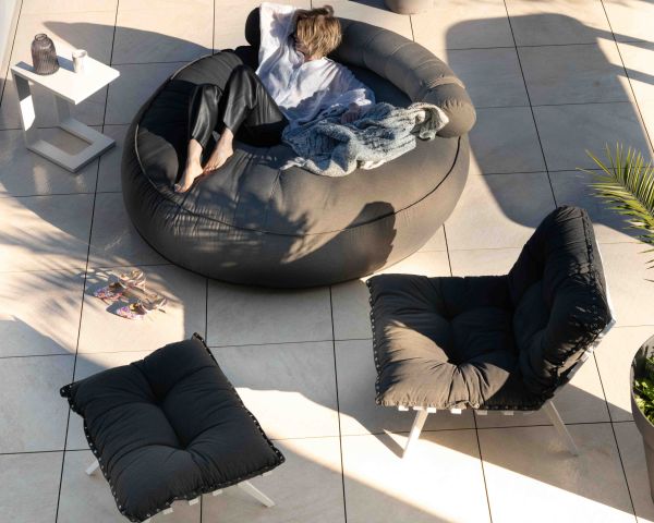 Sillón de exterior de gran comodidad con reposapiés modular en gris oscuro y blanco «Lisca»