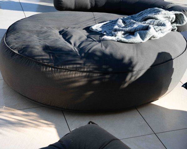 Gran tumbona ultramullida de tela gris oscuro «Saint Tropez», con un diámetro de 1,80 m