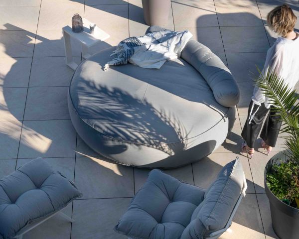 Sillón de descanso de tela gris claro, muy cómodo, con puf «Lisca»